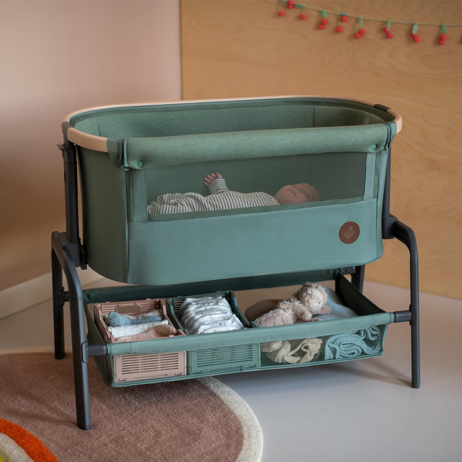 Maxi-Cosi Iora Beistellbett – faltbarer Co-Sleeper 0–6 Mon. (bis 9 kg), höhen- & neigbar, inkl. Matratze, großem Korb & Tragetasche, Graphite